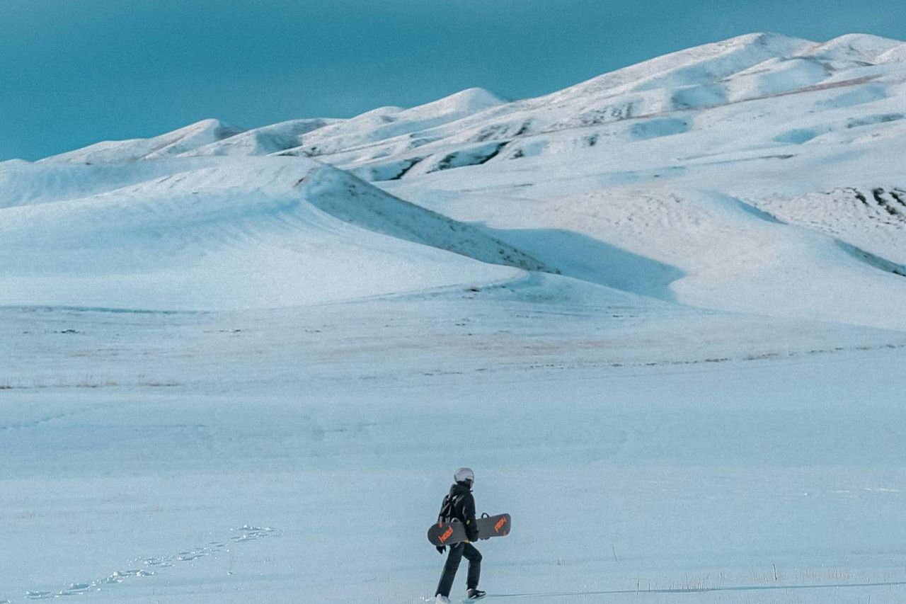 Splitboard vs Motoslitta: Come Accedere al Fuoripista in Italia